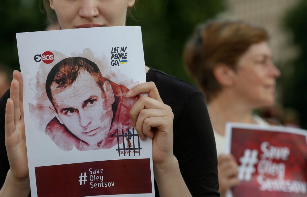 Lidé se sešli na protest, kde požadovali propuštění režiséra Olega Sentsova