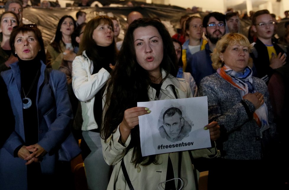 Lidé se sešli na protest, kde požadovali propuštění režiséra Olega Sentsova.