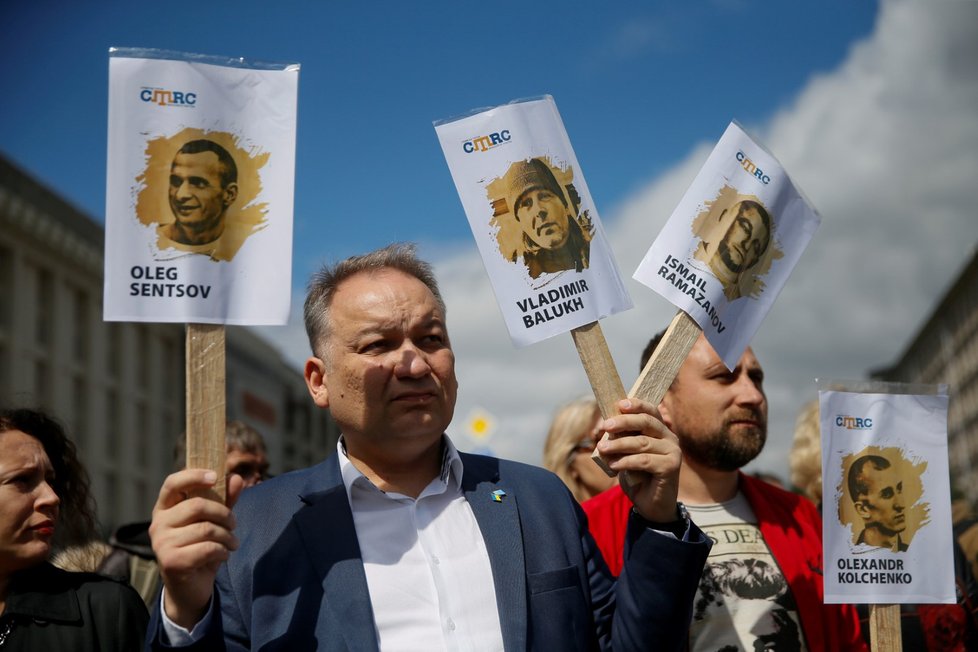 Lidé se sešli na protest, kde požadovali propuštění režiséra Olega Sentsova.