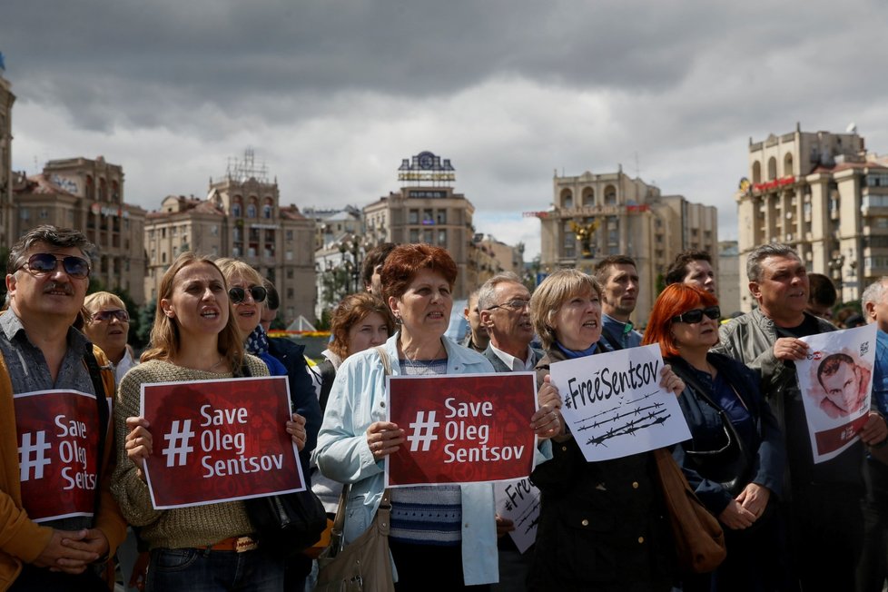 Lidé se sešli na protest, kde požadovali propuštění režiséra Olega Sentsova