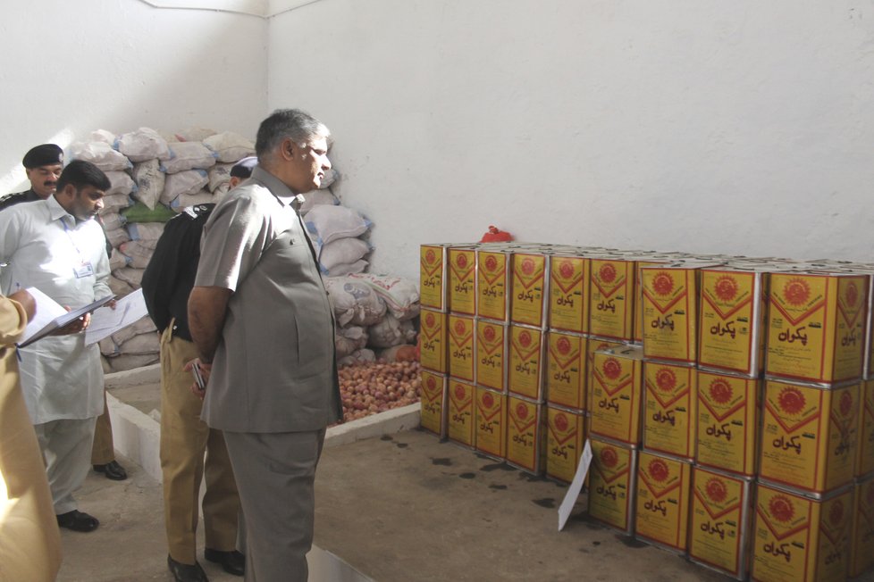 Skladování potravin v pákistánské věznici.
