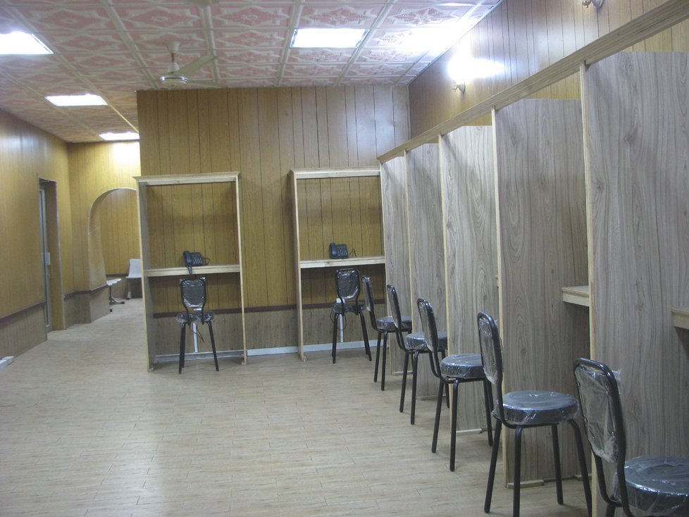 Návštěvní místnost pákistánské věznice.