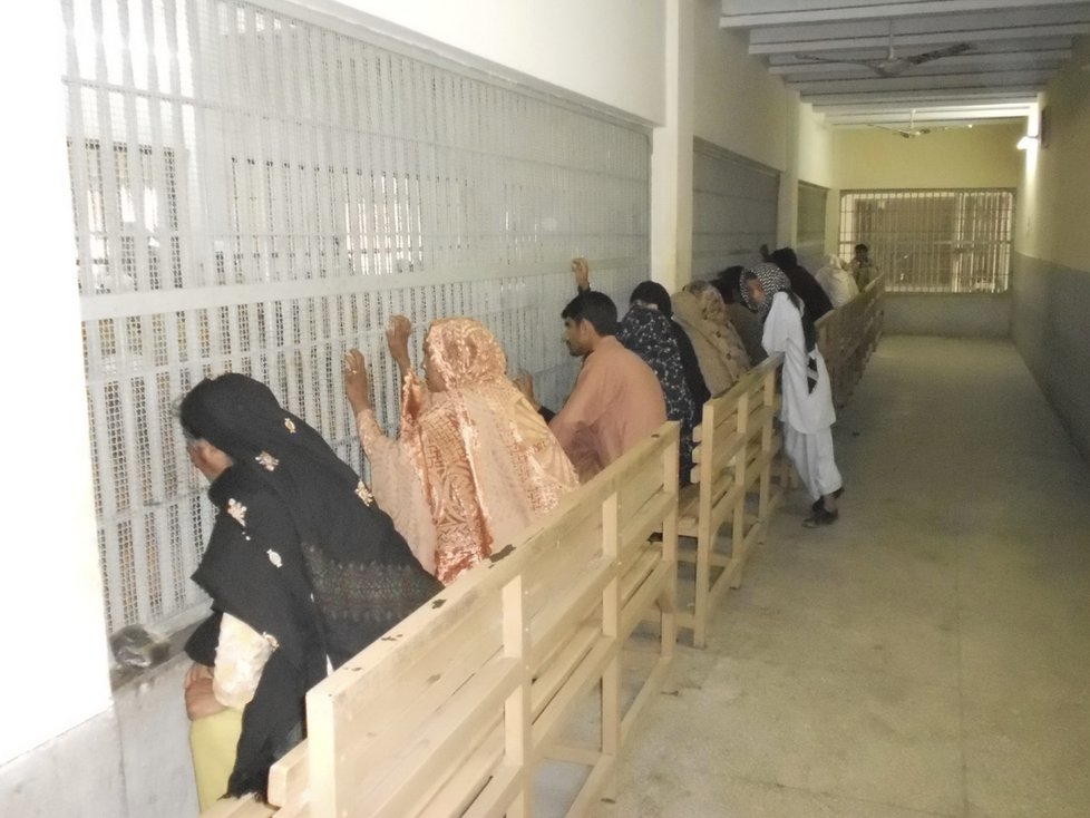 Návštěvní místnost pákistánské věznice.