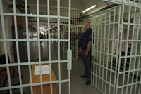 Pátrání po uprchlém vězni! Potetovaný muž zmizel časně ráno z práce v Praze 10