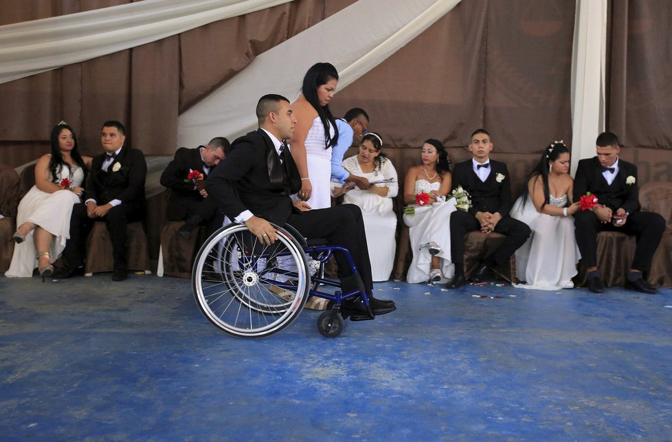 Hromadná svatba 17 trestanců a jejich snoubenek z bogotské věznice Villahermosa. 