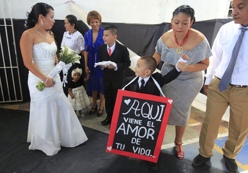 Hromadná svatba 17 trestanců a jejich snoubenek z bogotské věznice Villahermosa. 