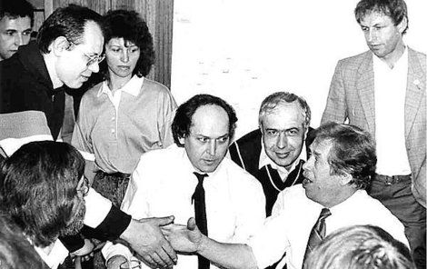 Březen 1990 S Václavem Havlem, který navštívil Zlín, si podal ruku.