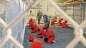 Vězni. Američané shromažďují podezřeléz terorismu v dočasném vězení na vojenské základněv kubánském Guantánamu