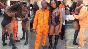 Vězně přišly během oslav státního svátku bavit striptérky.