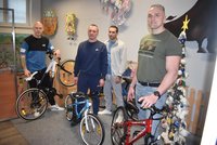 Vězni nachystali svým dětem Ježíška: Z kupy šrotu vyrobili nablýskaná kola!