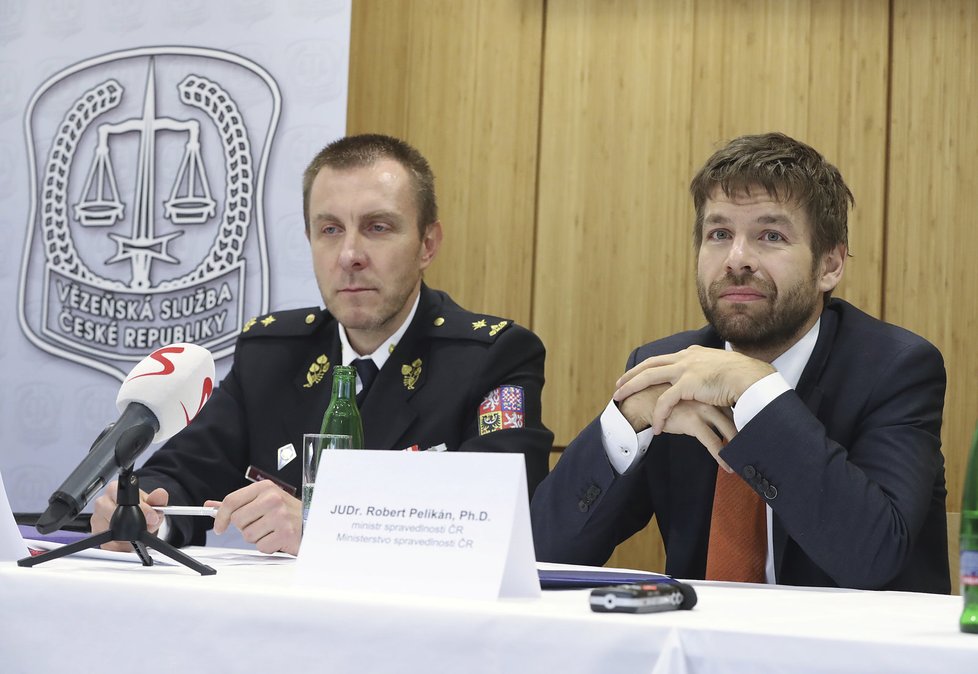 Ředitel Vězeňské služby ČR (vlevo) Petr Dohnal prozradil, že vězně, kteří pracují mimo věznici, pečlivě vybírají.