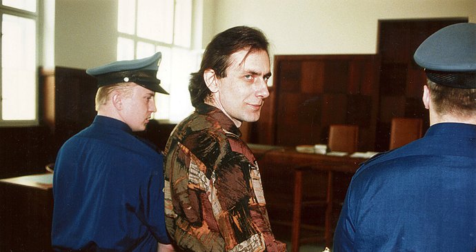 Původně Ladislav Winkelbauer si po propuštění z vězení změnil jméno na Ladislav Novák.