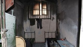 Drama ve věznici v Plzni: Vězeň se zabarikádoval v cele a pak ji zapálil! Dusil se!