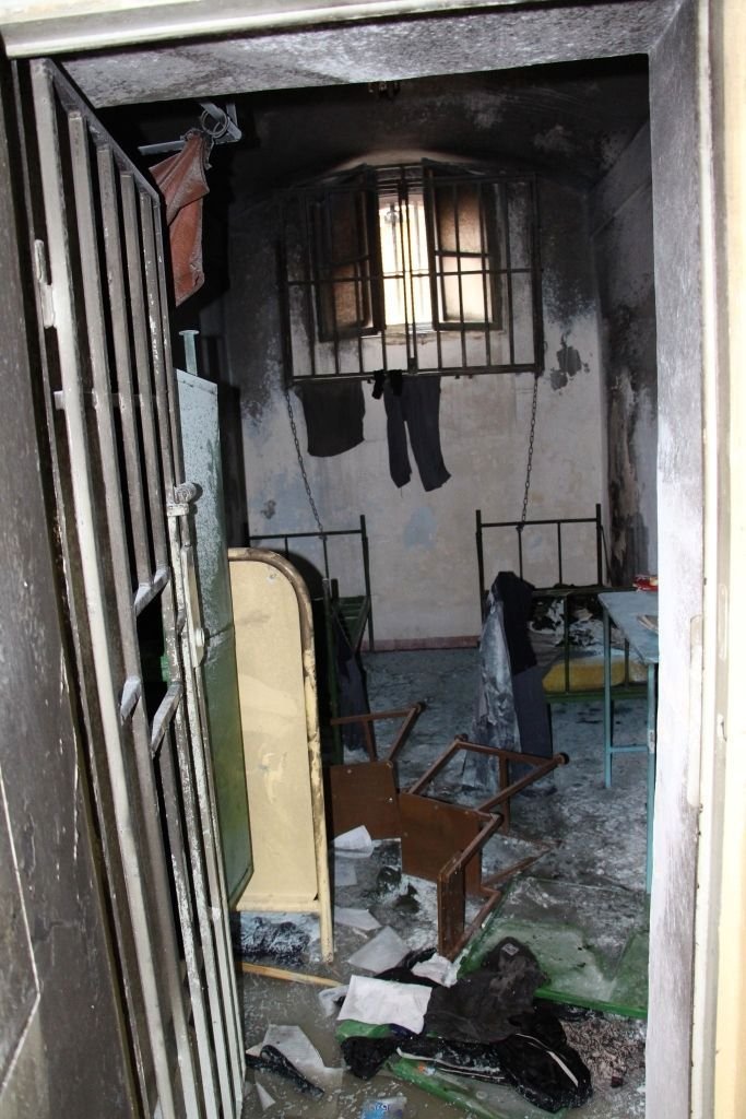 Cela plzeňské borské věznice poté, co v ní jeden z vězňů založil požár.