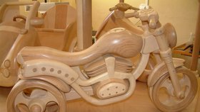 Motorka je součástí dřevěného kolotoče