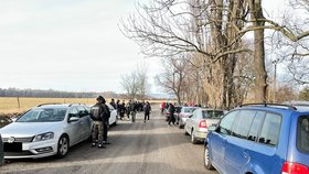 Před věznicí Nové Sedlo se ve čtvrtek na protest sešli pozůstalí mrtvého vězně.