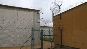 Pletivo a zdi. Vězni na každém kroku vidí, že jsou ve vězení.