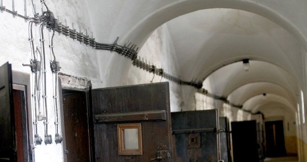 Jako věznice pro politické vězně se zapsala do povědomí lidí káznice v brněnském Cejlu. Popraveno v ní bylo 74 lidí.
