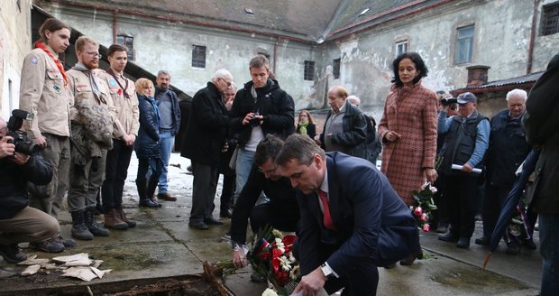 Primátor Brna Petr Vokřál položil v únoru kytici k místu, kde ve věznici v ulici Cejl stálo podle nových zjištění popraviště. Zemřelo na něm 13 lidí.
