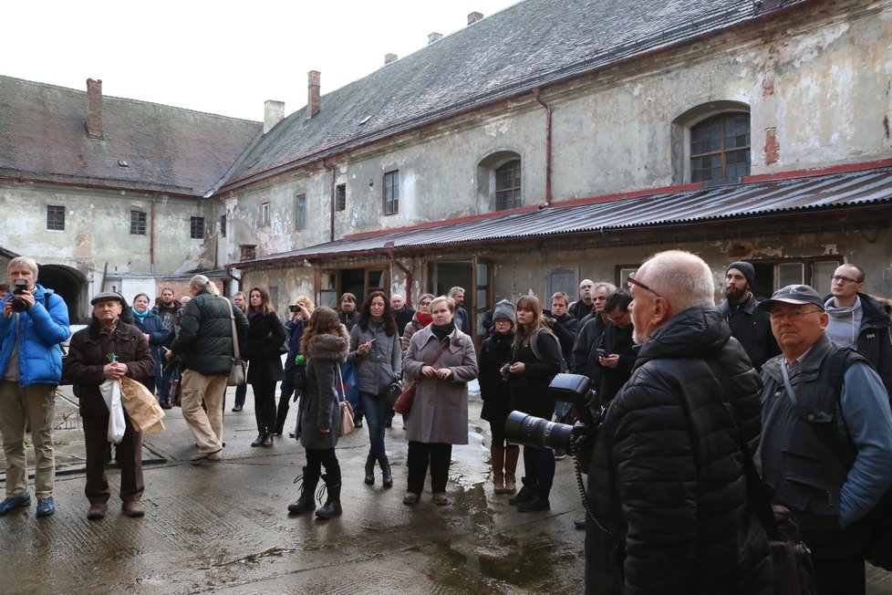 Nádvoří bývalé brněnské věznice na Cejlu s účastníky vzpomínkové akce