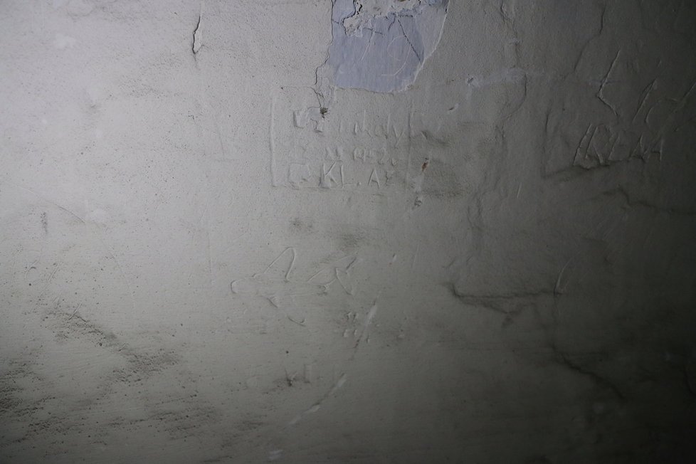 Nápisy na zdi v ženské cele smrti v bývalé brněnské věznici na Cejlu