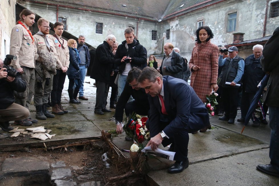 Primátor města Brna Petr Vokřál pokládá kytici k místu, kde stálo podle nových zjištění popraviště. Zemřelo na něm 13 lidí.