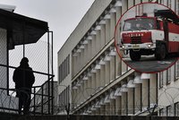 Drama v české věznici: Vypukl požár, 130 vězňů a dozorců evakuovali!