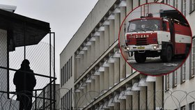 Ve věznici Stráž pod Ralskem dnes vypukl požár, na místě zasahovali hasiči a více než 100 vězňů museli evakuovat