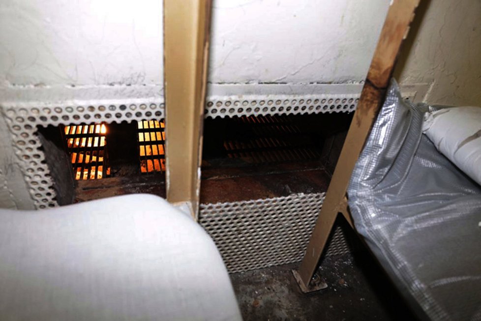 Vězni odřezali mřížku ventilace.