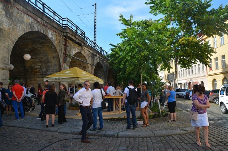 Léto pod viaduktem začalo ve velkém stylu. Sázení květin, cukrová vata, plážový volejbal, smyčcové kvarteto a popíjení vína v lehátku...