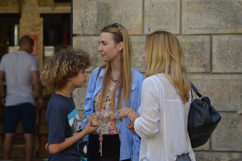 Léto pod viaduktem začalo ve velkém stylu. Sázení květin, cukrová vata, plážový volejbal, smyčcové kvarteto a popíjení vína v lehátku...