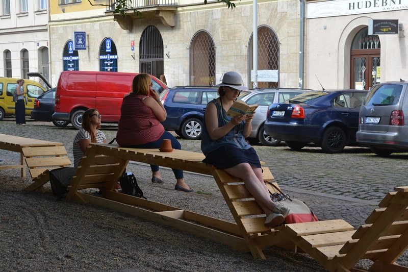 Léto pod viaduktem začalo ve velkém stylu. Sázení květin, cukrová vata, plážový volejbal, smyčcové kvarteto a popíjení vína v lehátku...