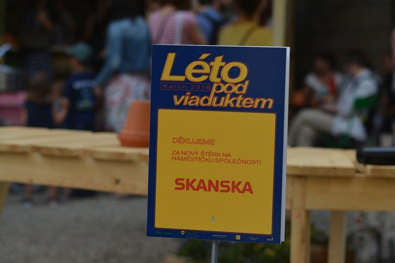 Léto pod viaduktem začalo ve velkém stylu. Sázení květin, cukrová vata, plážový volejbal, smyčcové kvarteto a popíjení vína v lehátku...