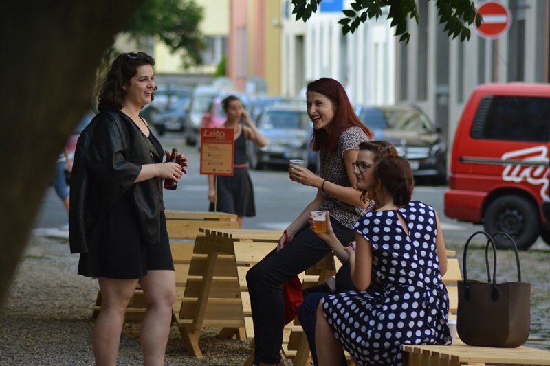 Léto pod viaduktem začalo ve velkém stylu. Sázení květin, cukrová vata, plážový volejbal, smyčcové kvarteto a popíjení vína v lehátku...