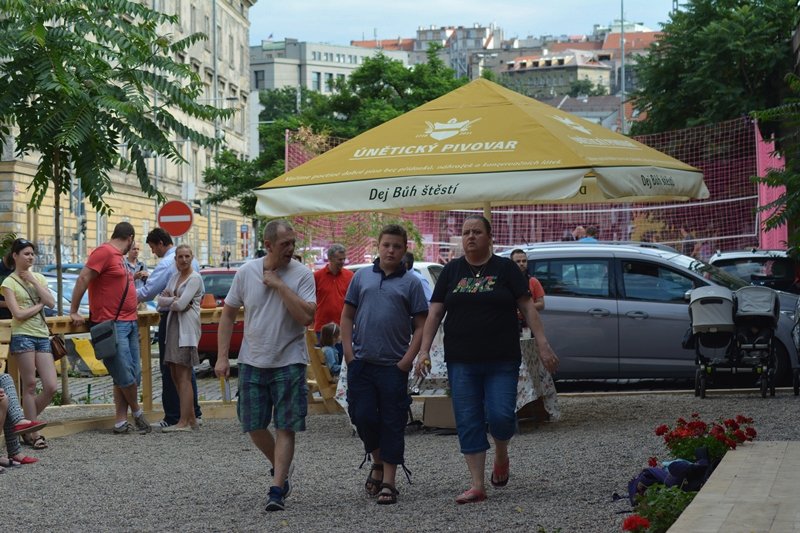 Léto pod viaduktem začalo ve velkém stylu. Sázení květin, cukrová vata, plážový volejbal, smyčcové kvarteto a popíjení vína v lehátku...