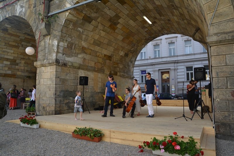 Léto pod viaduktem začalo ve velkém stylu. Sázení květin, cukrová vata, plážový volejbal, smyčcové kvarteto a popíjení vína v lehátku...