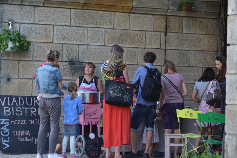 Léto pod viaduktem začalo ve velkém stylu. Sázení květin, cukrová vata, plážový volejbal, smyčcové kvarteto a popíjení vína v lehátku...