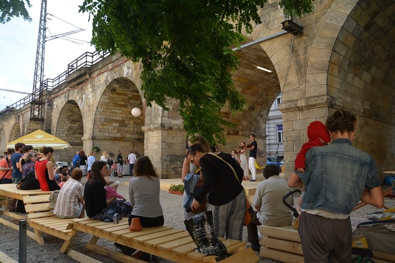 Léto pod viaduktem začalo ve velkém stylu. Sázení květin, cukrová vata, plážový volejbal, smičcové kvarteto a popíjení vína v lehátku...