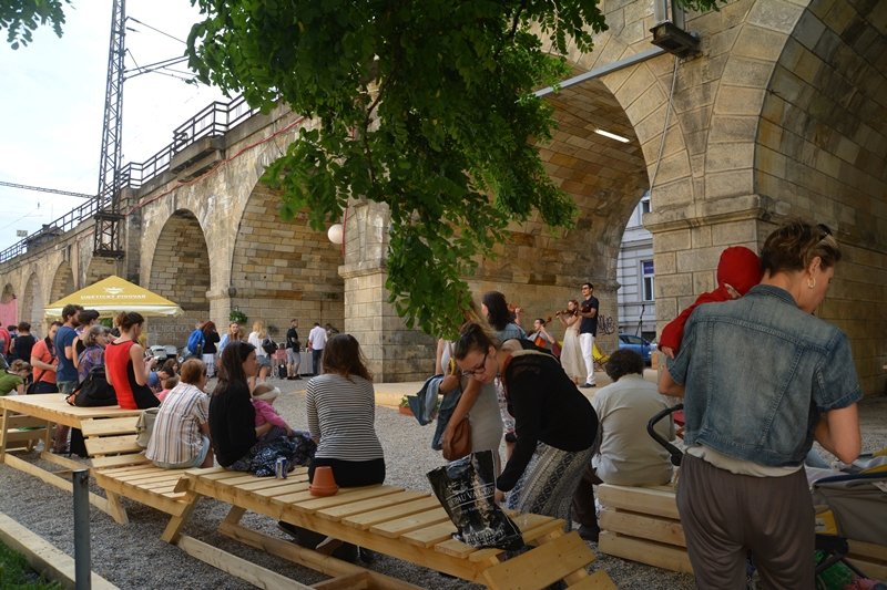 Léto pod viaduktem začalo ve velkém stylu. Sázení květin, cukrová vata, plážový volejbal, smyčcové kvarteto a popíjení vína v lehátku...