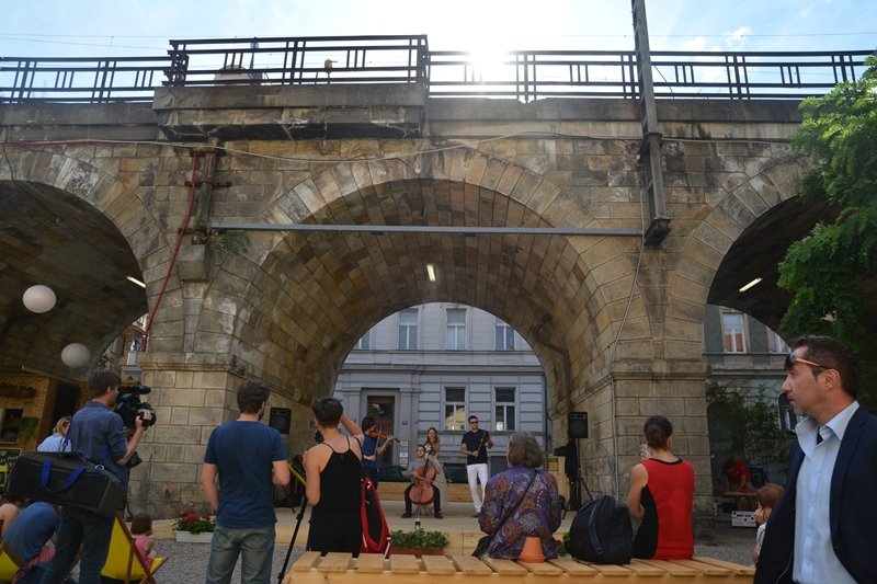 Léto pod viaduktem začalo ve velkém stylu. Sázení květin, cukrová vata, plážový volejbal, smičcové kvarteto a popíjení vína v lehátku...