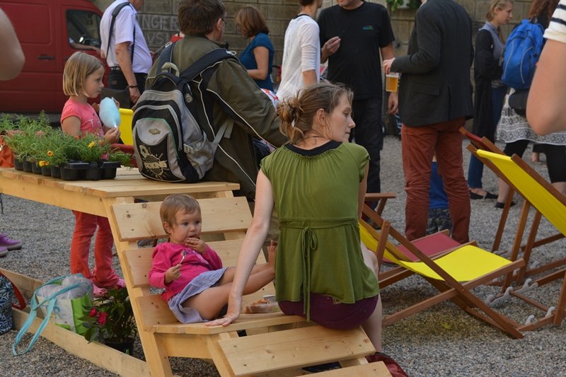 Léto pod viaduktem začalo ve velkém stylu. Sázení květin, cukrová vata, plážový volejbal, smyčcové kvarteto a popíjení vína v lehátku...