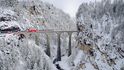 Viadukt se klene ve výšce 65 metrů nad řekou Landwasswe mezi městy Schmitten a Filisur, na více než sto let staré železniční trati přes Albulu