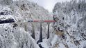 Jedna z architektonických krás Švýcarska. Viadukt se klene ve výšce 65 metrů nad řekou Landwasswe mezi městy Schmitten a Filisur, na více než sto let staré železniční trati přes Albulu