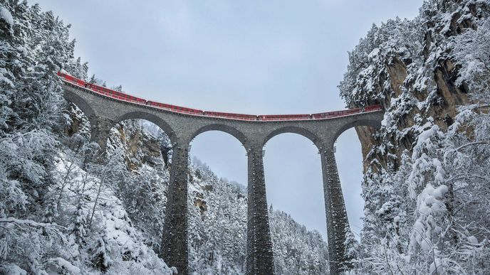 Viadukt se klene ve výšce 65 metrů nad řekou Landwasswe mezi městy Schmitten a Filisur, na více než sto let staré železniční trati přes Albulu