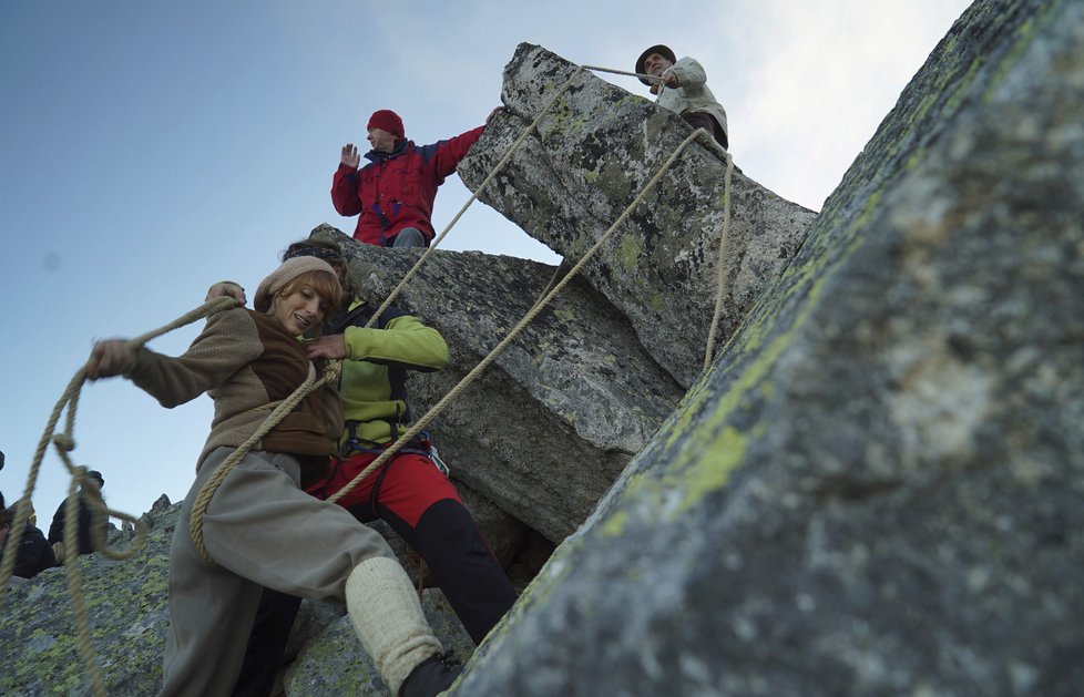 Dramatické natáčení Vicy Kerekes: Každý centimetr jejího pohybu hlídali horolezci a záchranáři.