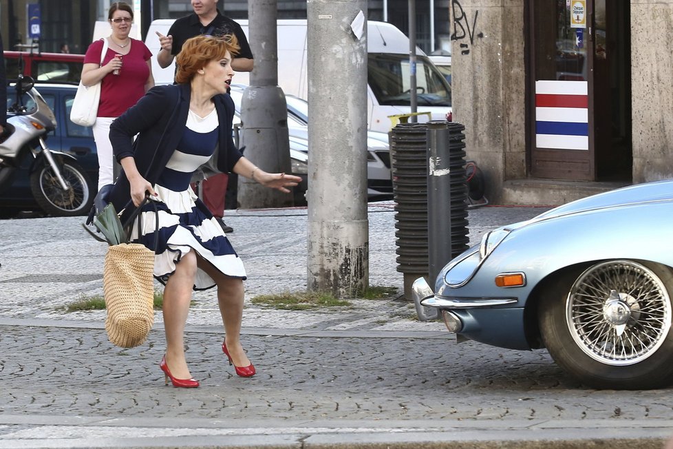 Vica běžela před jedoucí auto několikrát.