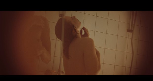 Vica se v Příběhu kmotra sprchuje nahá.