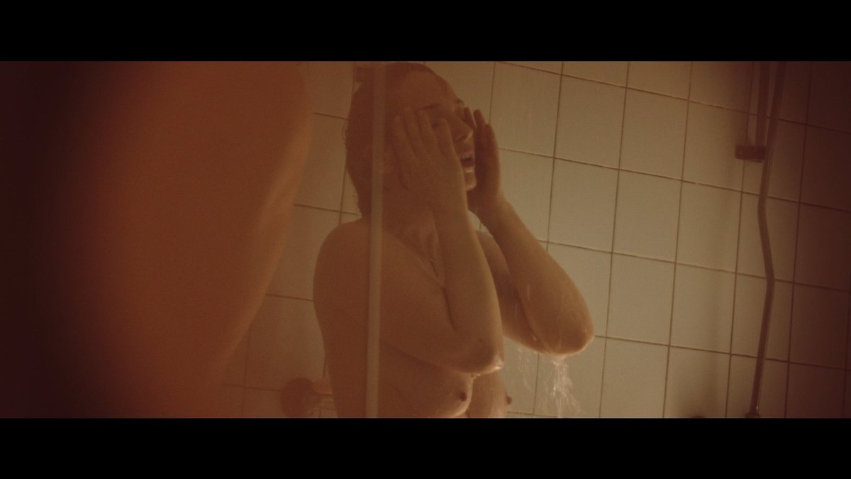 2013 – Příběh kmotra Ve filmu Petra Nikolajeva (56) se nechala šmírovat ve sprše. I tady si »užil« Vetchý.