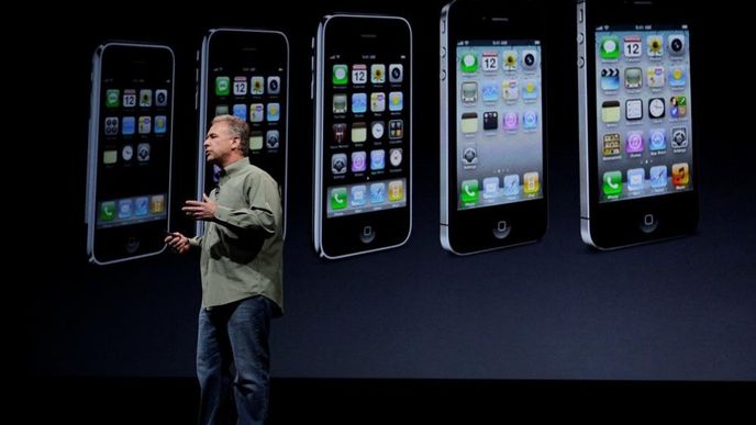 Viceprezident Applu Phil Schiller představuje nový iPhone 5 (foto ČTK/AP)