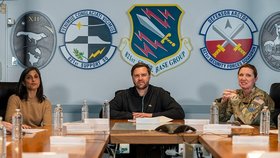 Viceprezident USA JD Vance s chotí Ushou na základně Pituffik v Grónsku (29. 3. 2025)
